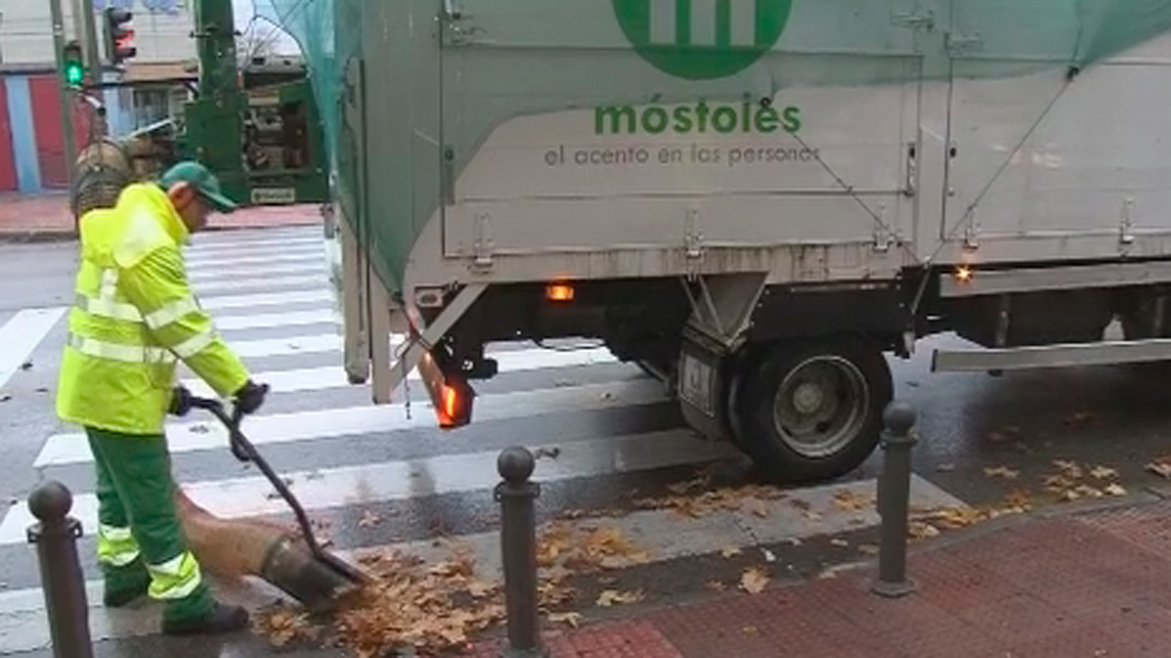Servicio extraordinario de limpieza para retirar las hojas en las calles de Móstoles