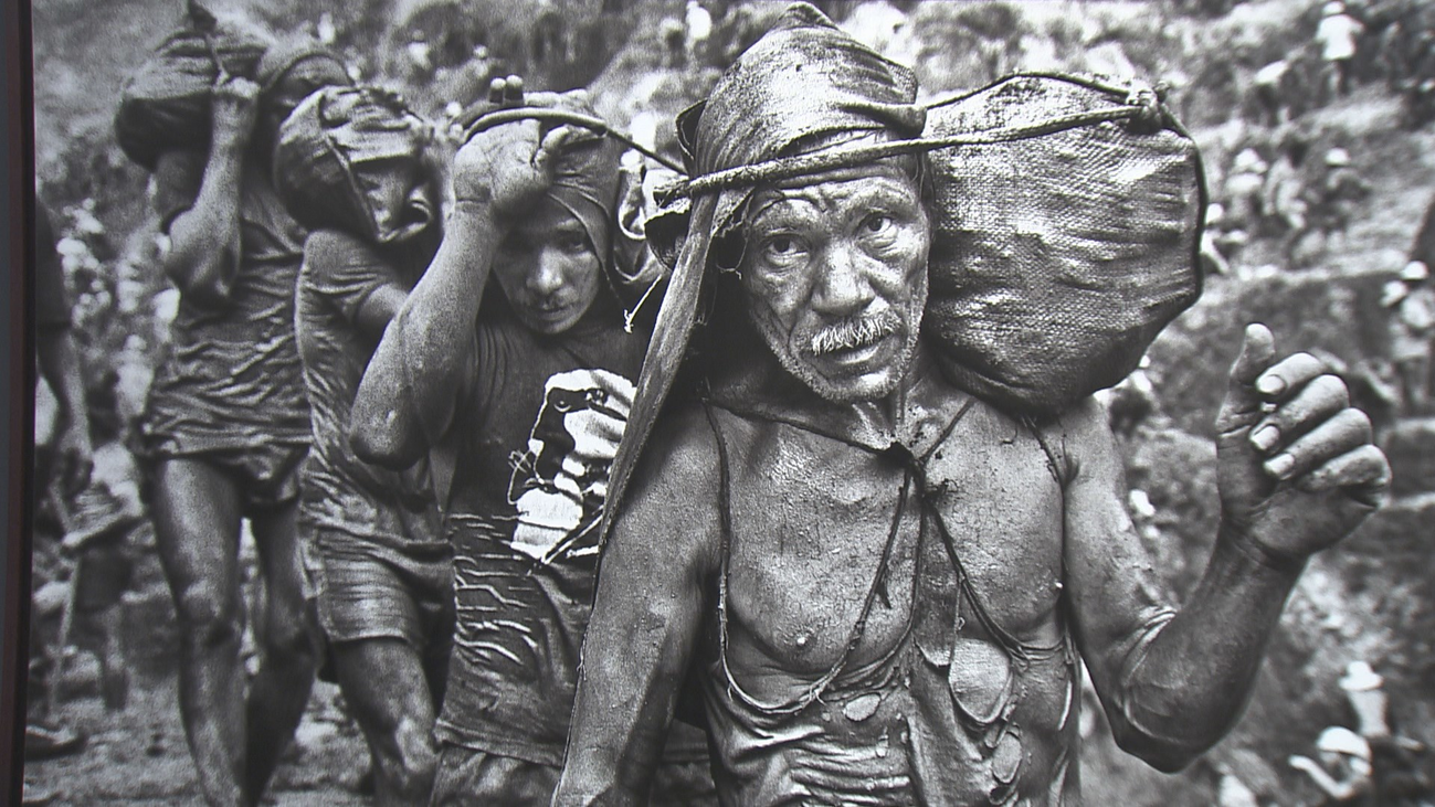 'Gold. Tierra quemada', la historia de la codicia por Sebastião Salgado