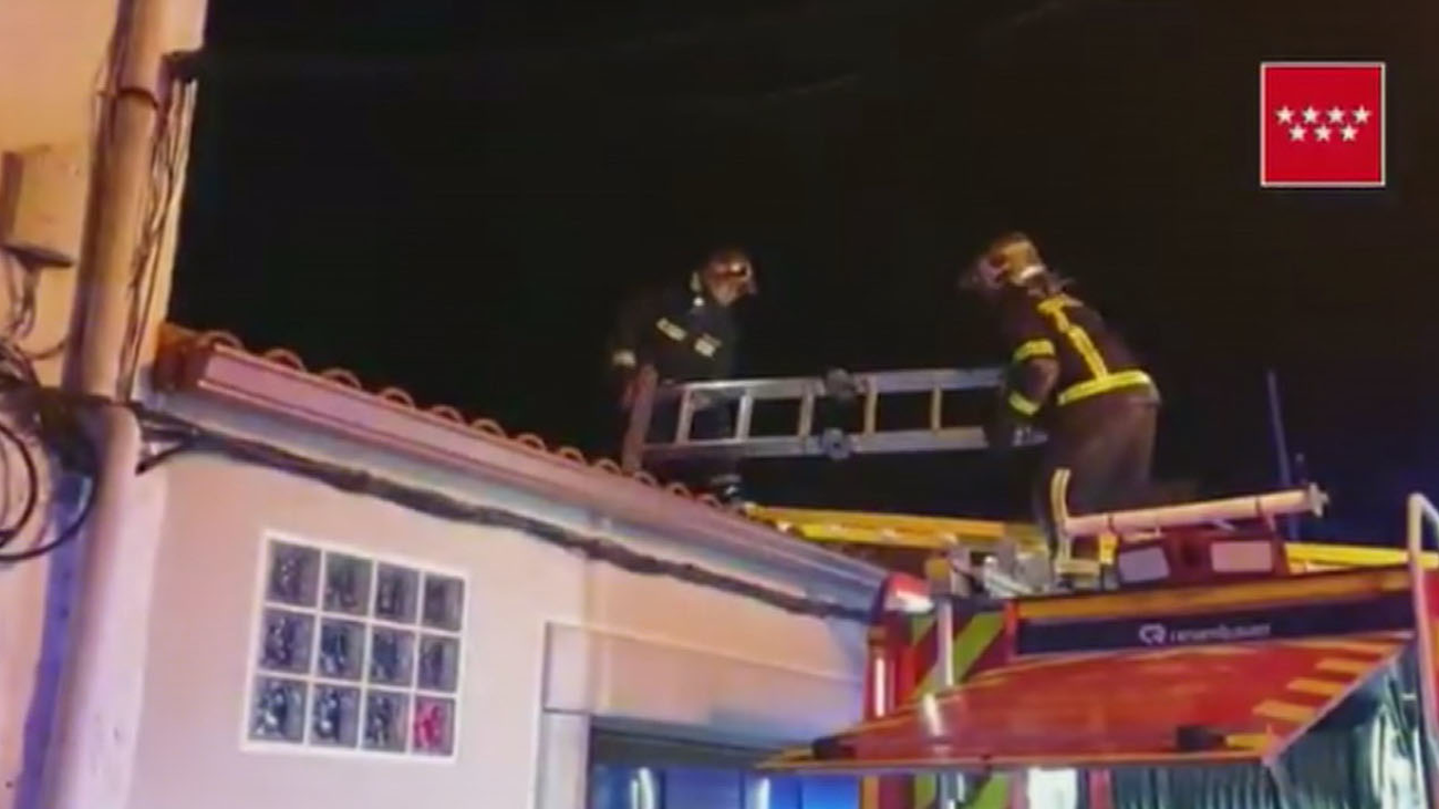 Arde una casa en El Molar tras colapsar la cubierta de madera por un fuego