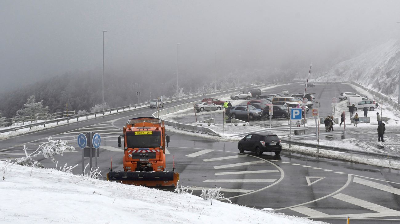 La nieve en Madrid provoca cortes en Cercanías Renfe y problemas en las carreteras
