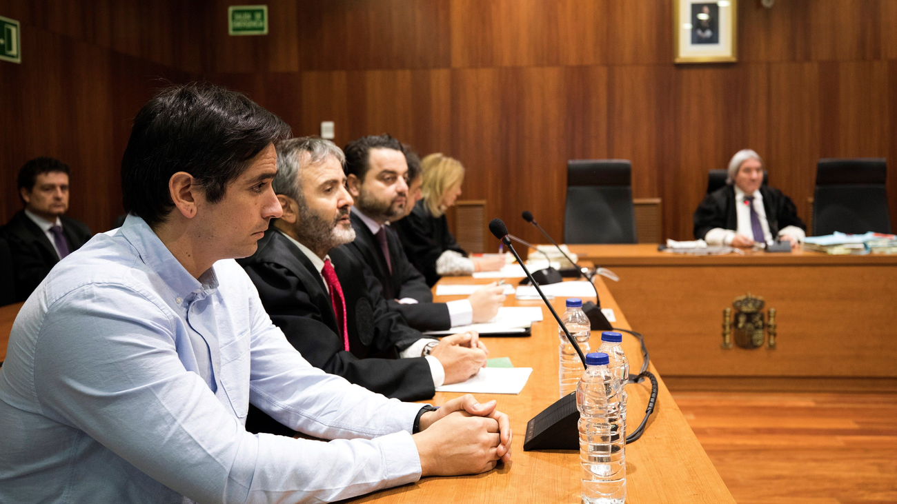 El jurado no cree que Rodrigo Lanza matara a Víctor Laínez por llevar tirantes con la bandera de España
