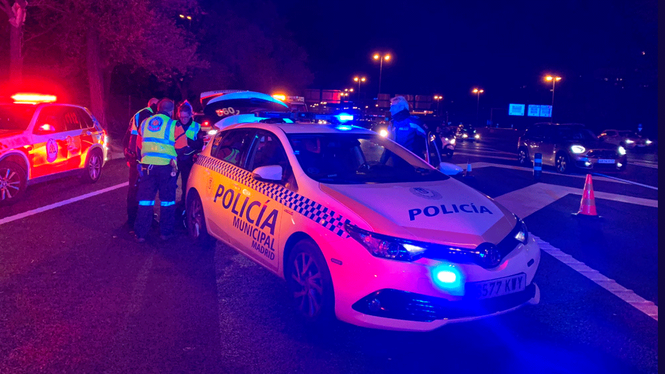 Dos heridos, uno grave, tras caer de una moto al incorporarse a la M-30