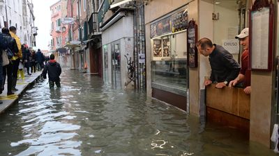 El agua vuelve a inundar Venecia mientras la marea sigue creciendo