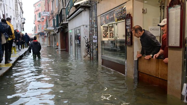 El agua vuelve a inundar Venecia mientras la marea sigue creciendo