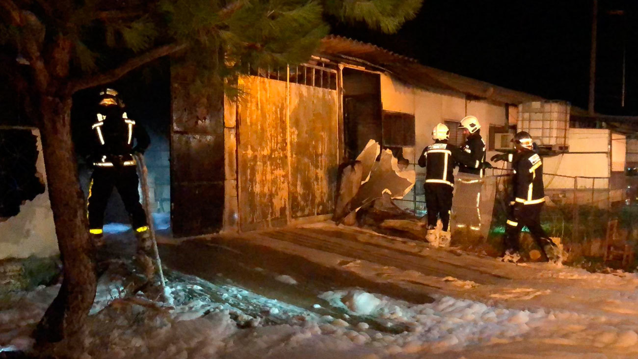 Actuación de los bomberos en el incendio de una nave en Alcalá de Henares