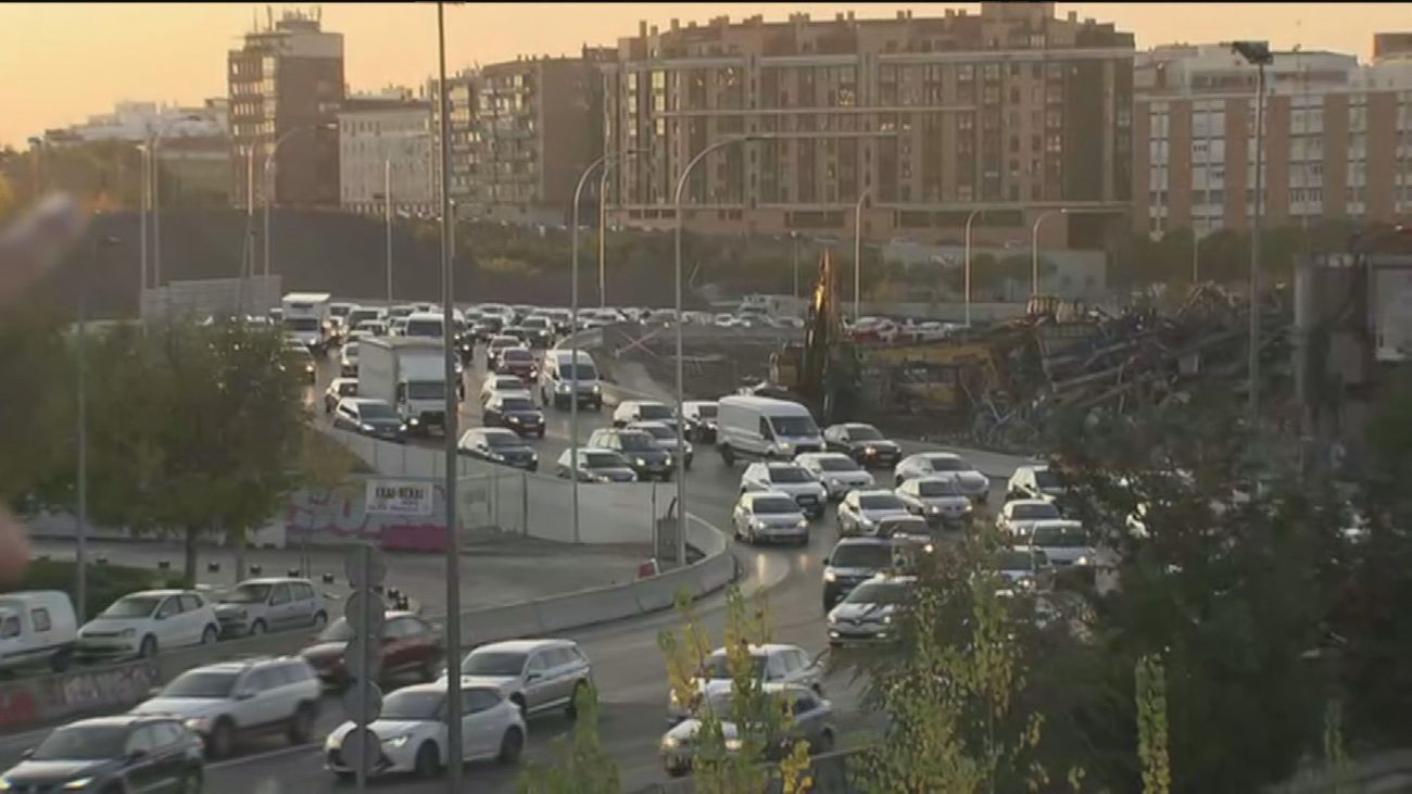 Imagen de la M-30 a su paso por las obras de derribo del Calderón