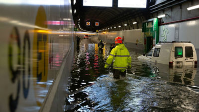 Un simulacro en la M-30 inunda el túnel de Embajadores y deja tres vehículos atrapados