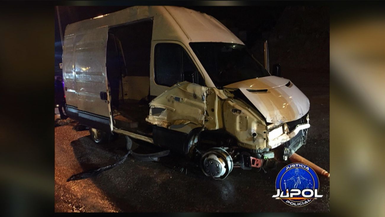 Una furgoneta con 52 migrantes revienta la frontera de Ceuta a gran velocidad