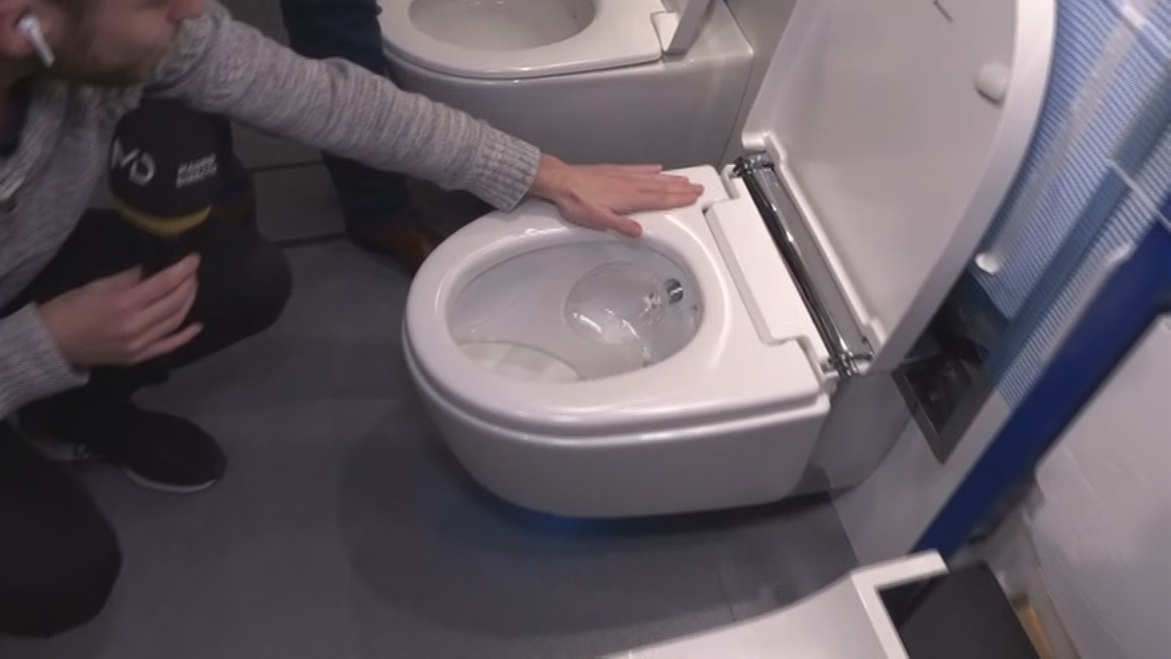 Llegan los retretes con secador, extracción de olor y limpiadores