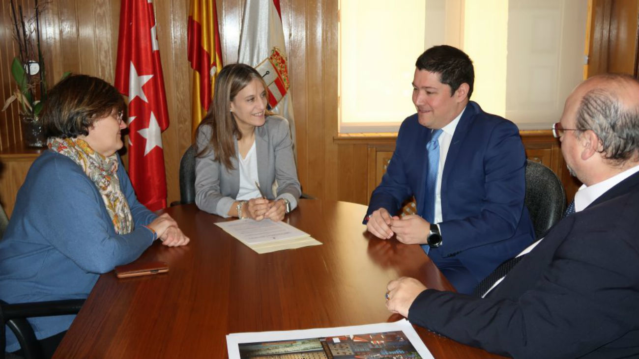 Firma del convenio en el Ayuntamiento de San Lorenzo de El Escorial