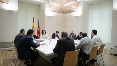 Díaz Ayuso: "Vamos a seguir trabajando con los taxistas para mejorar su seguridad y sus condiciones"