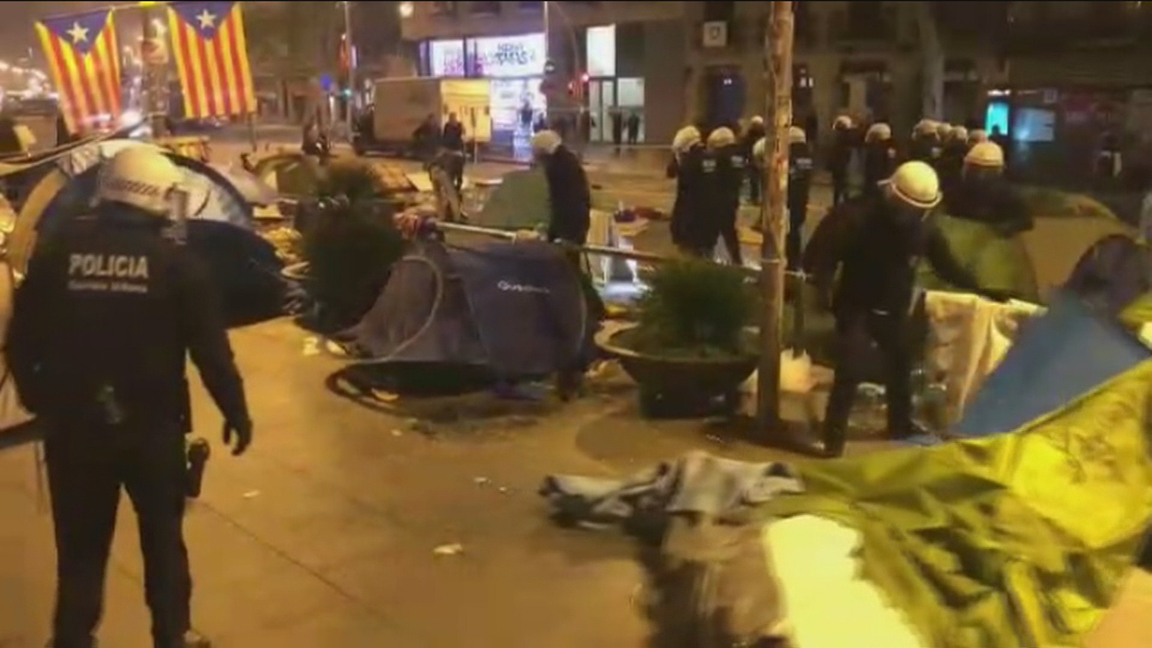 Dos detenidos en el desalojo de la acampada en la plaza Universidad de Barcelona