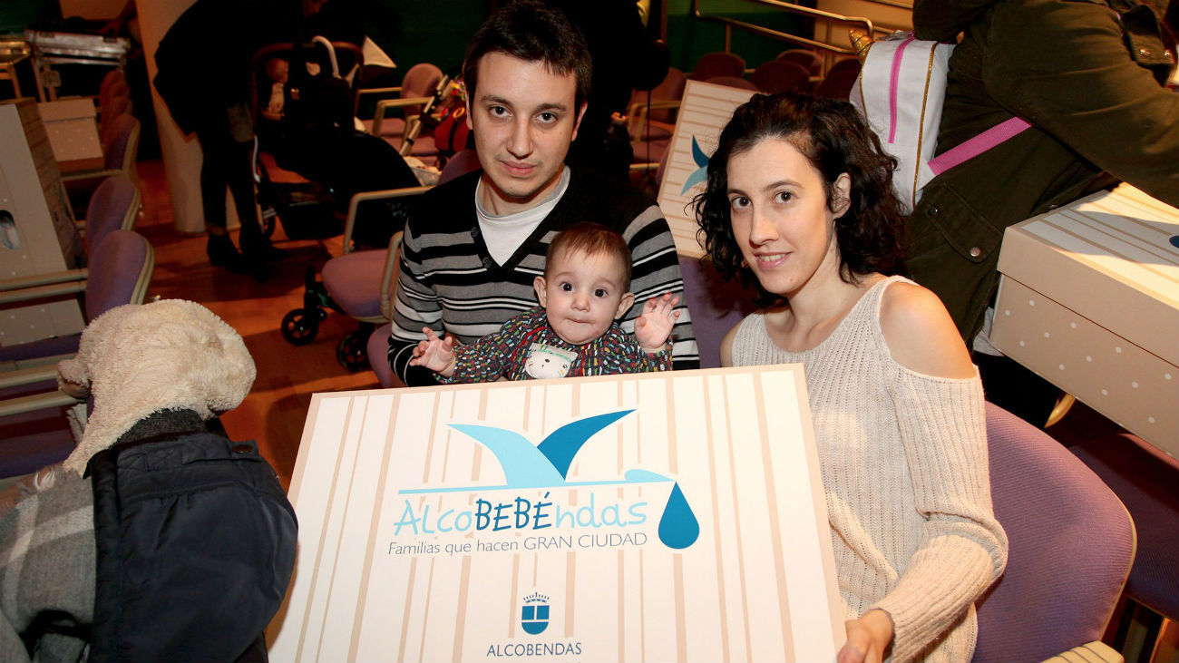 Alcobendas reparte canastillas a 70 bebés que han nacido este año