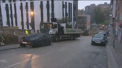 Las familias desalojadas de un edificio de Lucero pasan la noche fuera de sus casas
