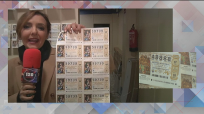 Una barrendera de Alcorcón devuelve cien décimos de Lotería de Navidad que encontró en la calle