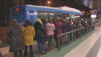 Grandes colas de viajeros en los primeros paros de la EMT en Madrid