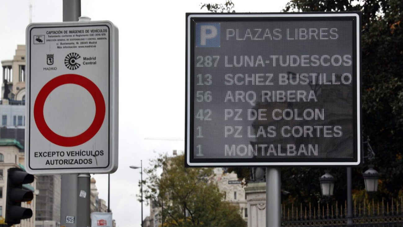 Madrid ya informa con pantallas sobre la disponibilidad de aparcamiento en el centro