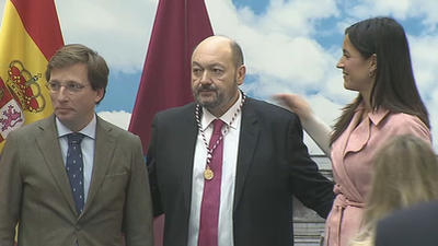 Constantino Mediavilla recibe la medalla de Cronista de la Villa