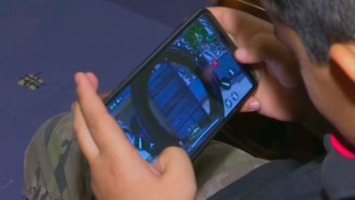 Menos juegos en la calle, poco deporte, mucho móvil... La OMS alerta de la obesidad entre los jóvenes