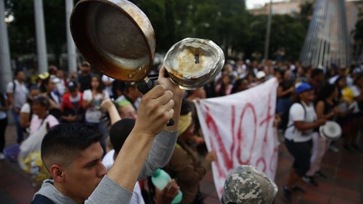 Cacerolazos en las calles de Bogotá / EFE