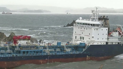 El buque Blue Star con 16 tripulantes continúa encallado en la costa coruñesa