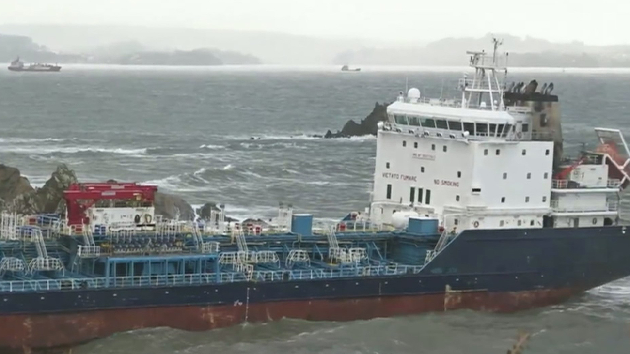 El buque Blue Star con 16 tripulantes continúa encallado en la costa coruñesa