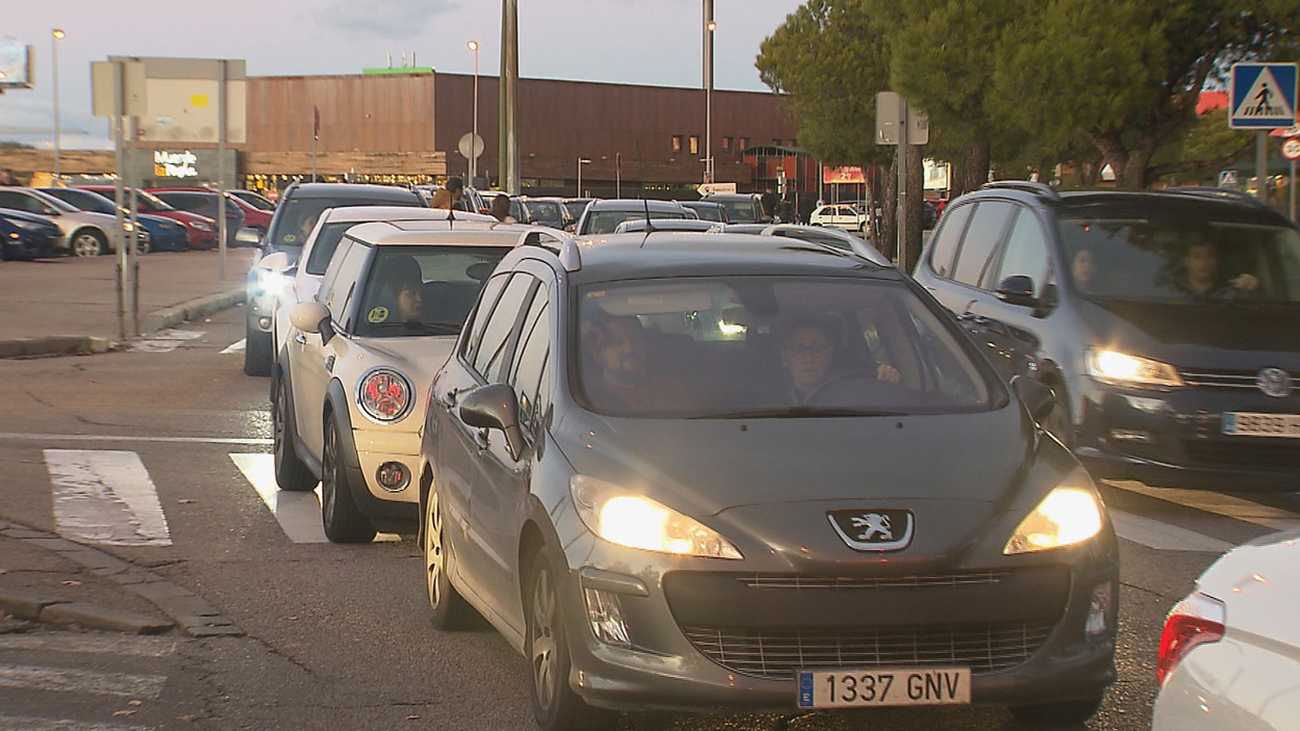 Colapso en los accesos al nuevo centro comercial de Alcorcón