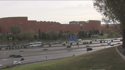 Una pasarela en la M-30 enlaza dos barrios, uno rico y otro pobre