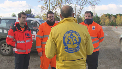 Los voluntarios de protección civil se preparan para una emergencia
