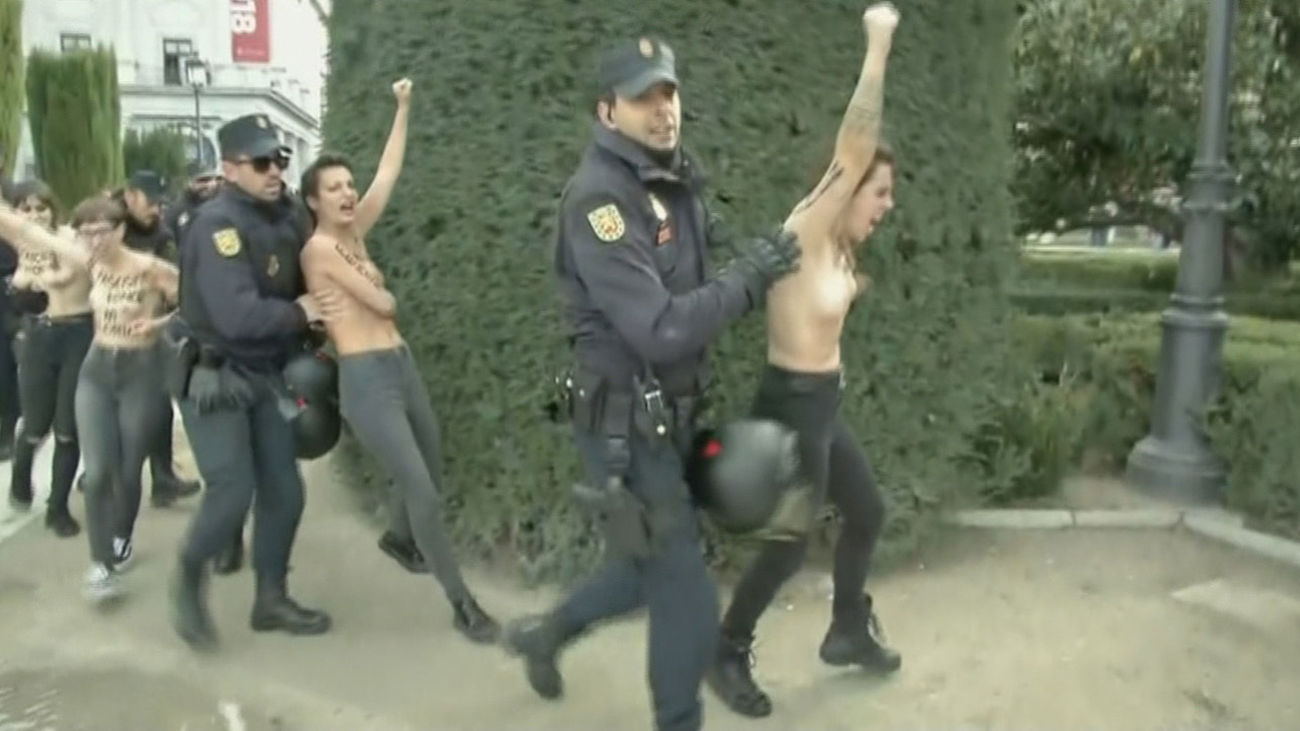 Activistas de Femen irrumpen en una marcha contra la ley de memoria histórica