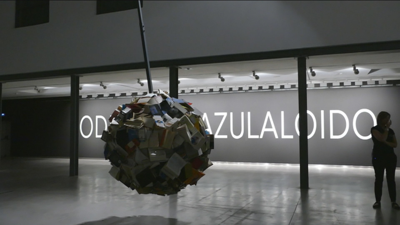 Premian a una escultora de libros de Usera