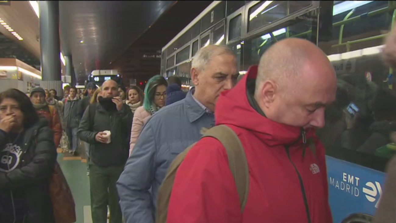 Más colas de viajeros en la segunda jornada de paros parciales en la EMT