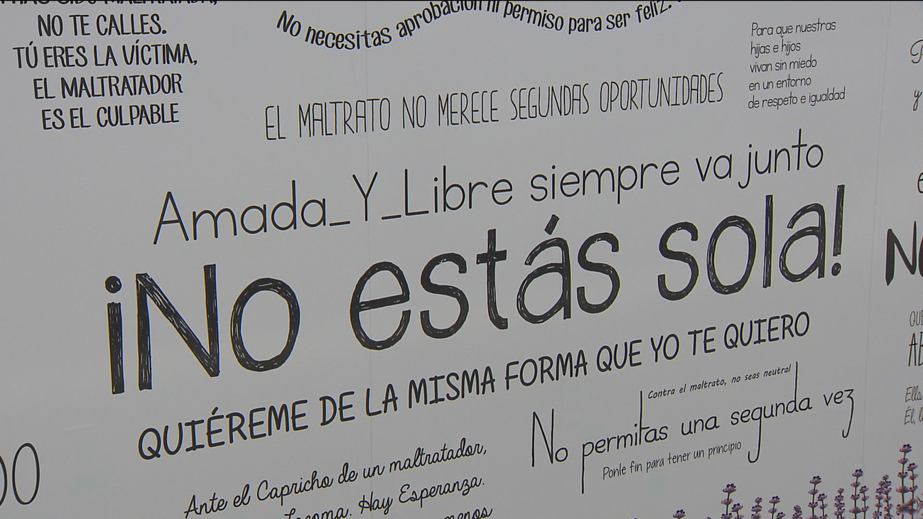 Un mural en la estación de Plaza de Castilla en apoyo a las víctimas de violencia machista