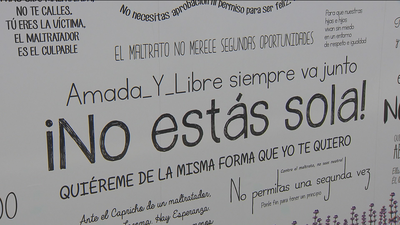 Un mural en la estación de Plaza de Castilla en apoyo a las víctimas de violencia machista