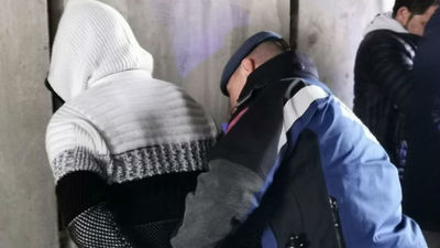 Detenido un joven que amenazó a varios policías con un cuchillo en un albergue de Puente de Vallecas