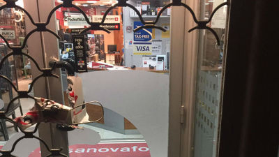 Roban a mazazos decenas de cámaras de fotos de una tienda en Pacífico