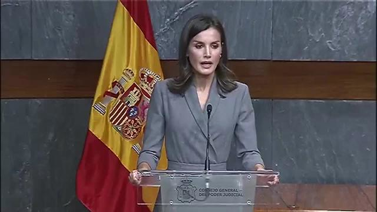 La reina llama a "seguir combatiendo y enfrentando" la violencia de género