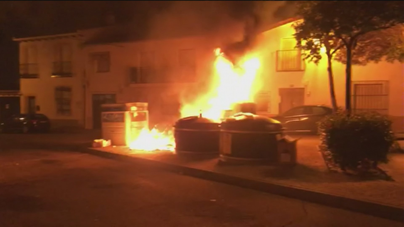Brasas mal apagadas detrás de la quema de un contenedor en Torres de la Alameda