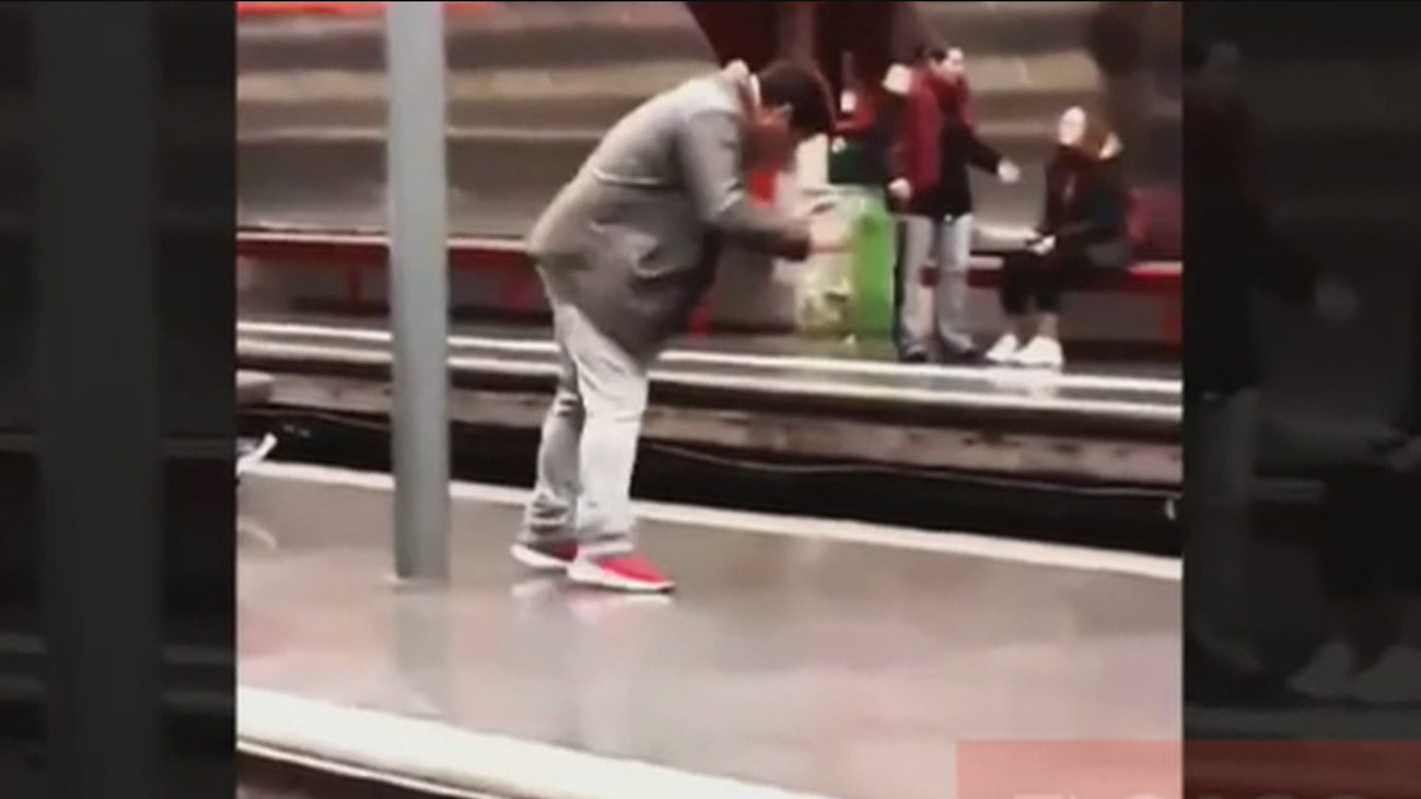 Un hombre es rescatado tras caer a las vías del metro de Barcelona