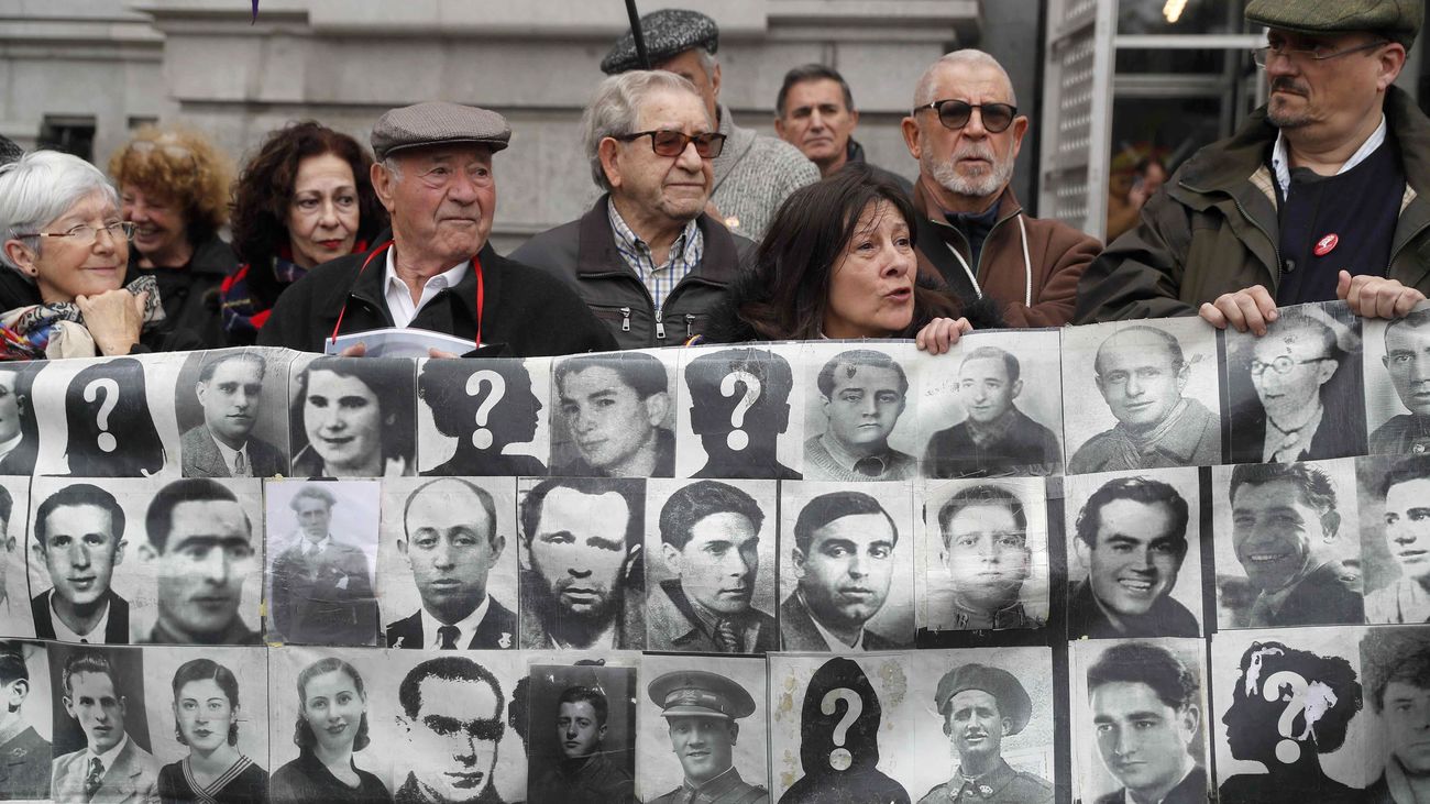 Imagen de archivo de una protesta en contra de la retirada por parte del Ayuntamiento de Madrid de las placas con nombres de víctimas del franquismo del Memorial del cementerio de la Almudena