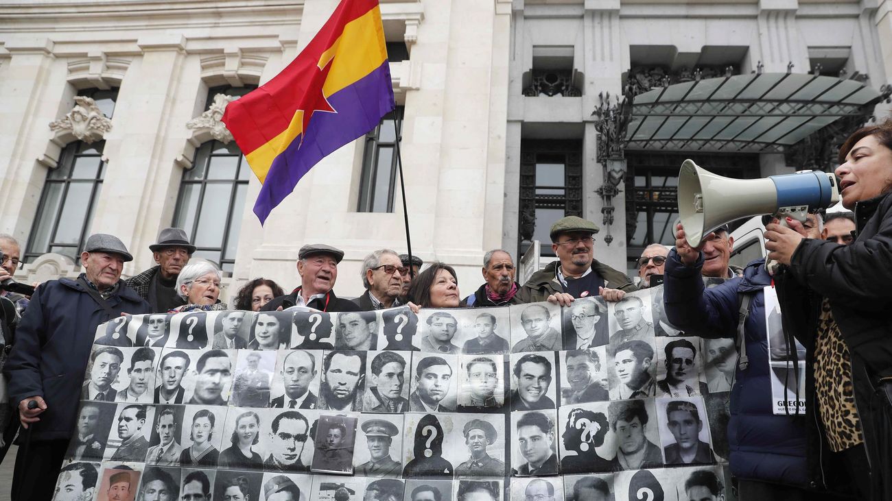 Varias personas se manifiestan en contra de la retirada por parte del Ayuntamiento de Madrid de las placas con nombres de víctimas del franquismo del Memorial del cementerio de la Almudena en Madrid