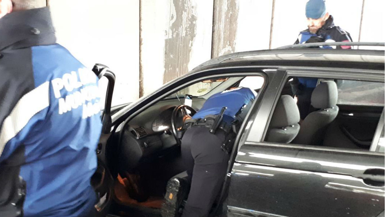 Tres detenidos por robar mochilas con portátiles y móviles a estudiantes en una hamburguesería