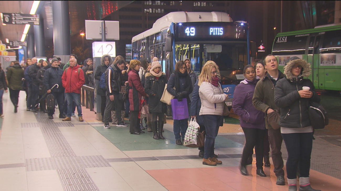 Tercera jornada de paros parciales en la EMT con largas colas y quejas de viajeros