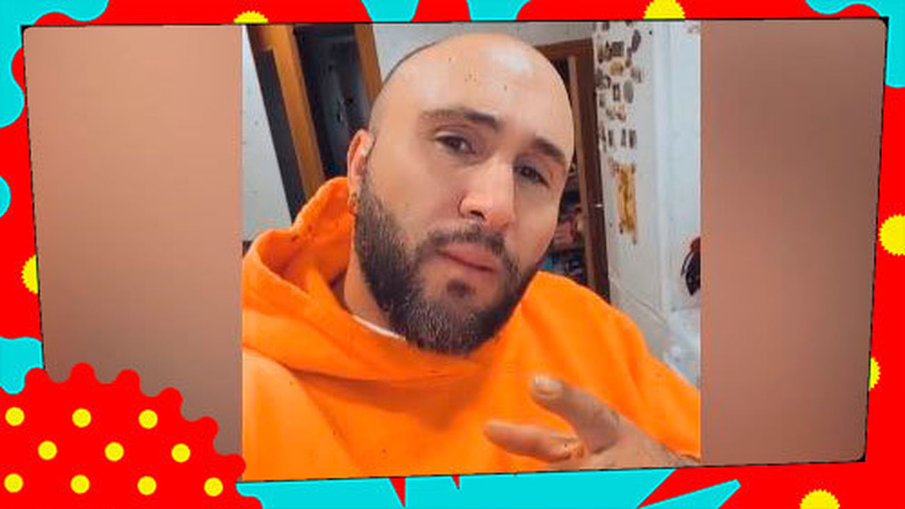 A la izquierda de la escalera, el único libro que se ha leído Kiko Rivera en su vida