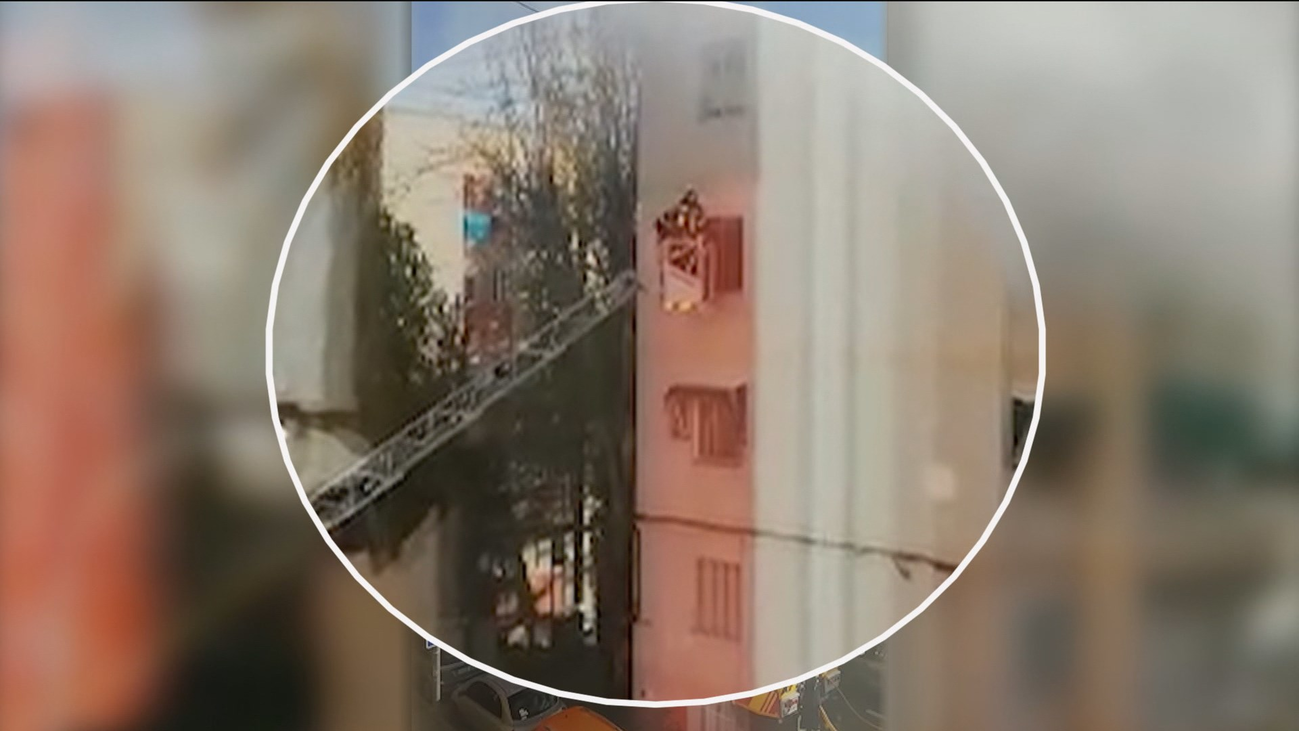 El angustioso rescate a una mujer durante un incendio en Hortaleza