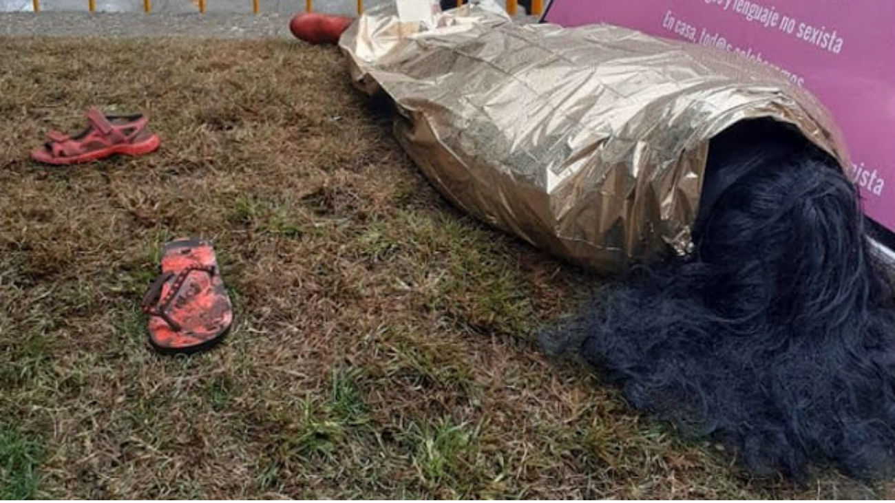 Maniquí simulando una mujer asesinada