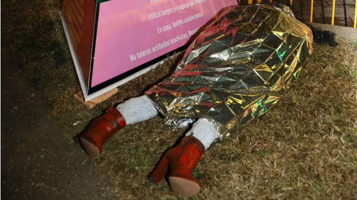 Maniquí simulando una mujer asesinada