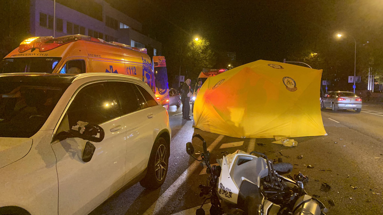 Muere un motorista de 42 años tras caer y ser arrollado por un coche en Chamartín