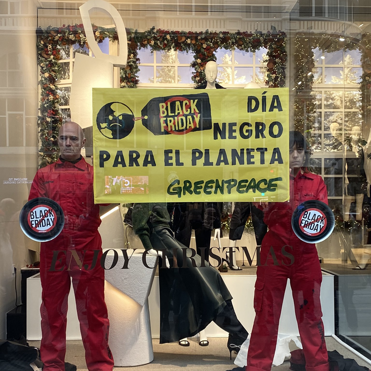 Detenidos varios activistas de Greenpeace tras colarse en  escaparates del centro de Madrid