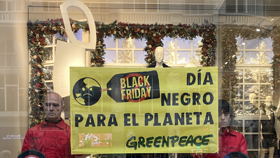 Detenidos varios activistas de Greenpeace tras colarse en  escaparates del centro de Madrid